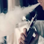 تصویر مرد در جال ویپینگ با دستگاه ویپ